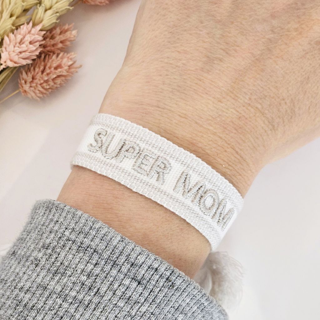 geweven-armband-super-mom-wit-grijs